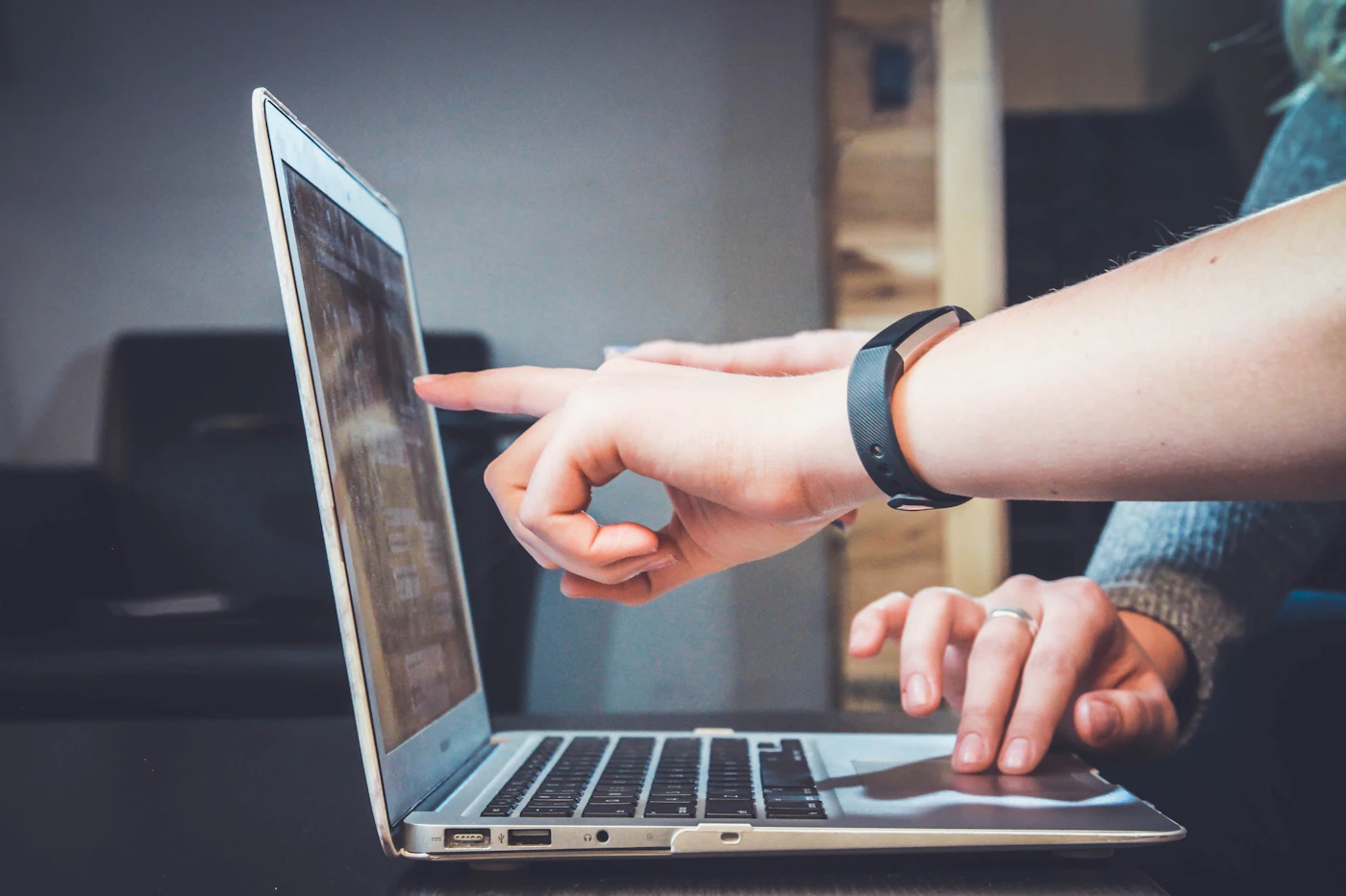 Professional volgt een korte microlearning-module op laptop en smartphone