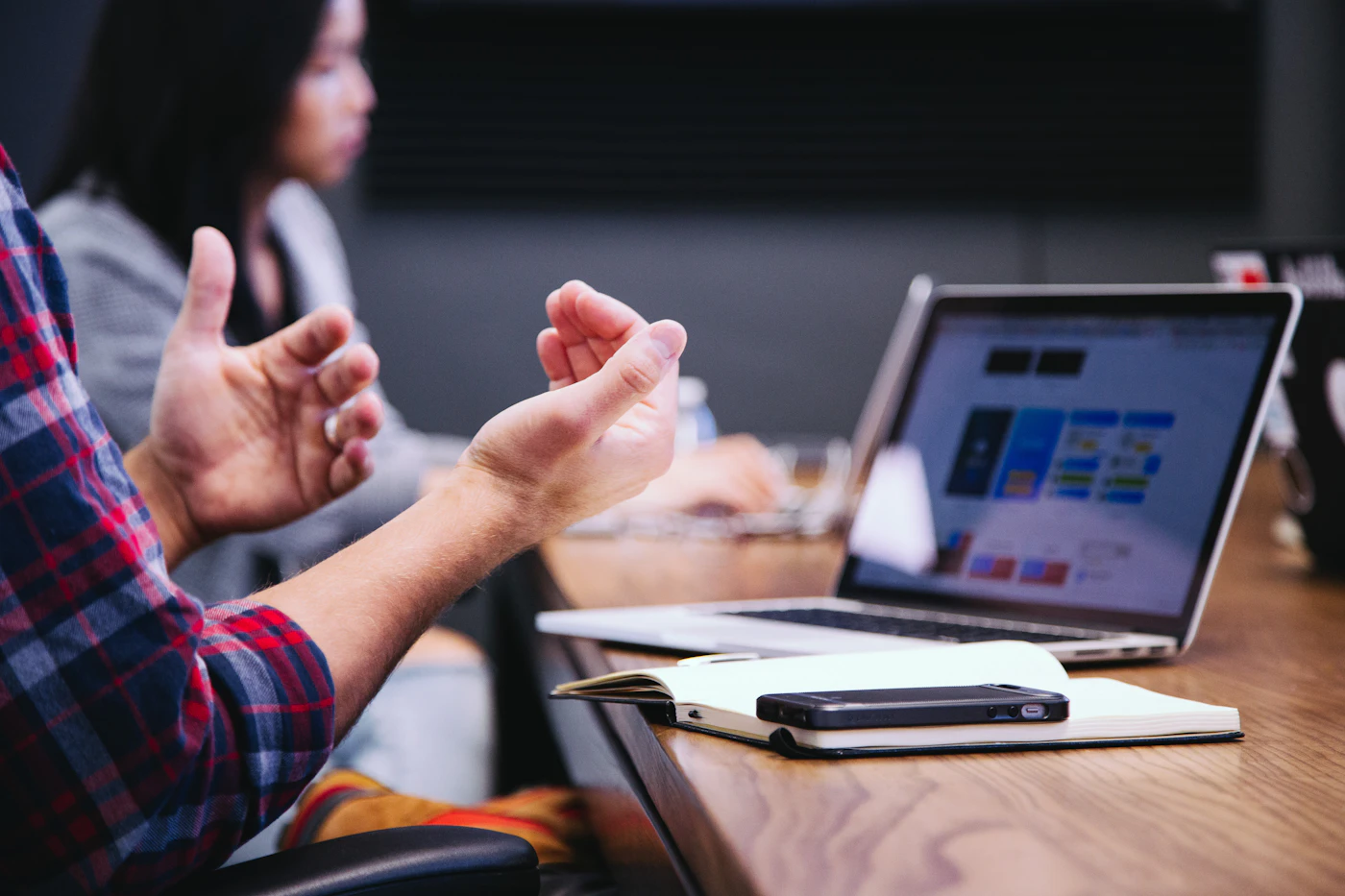 Instructional designer bouwt kennisnugget met storyboard