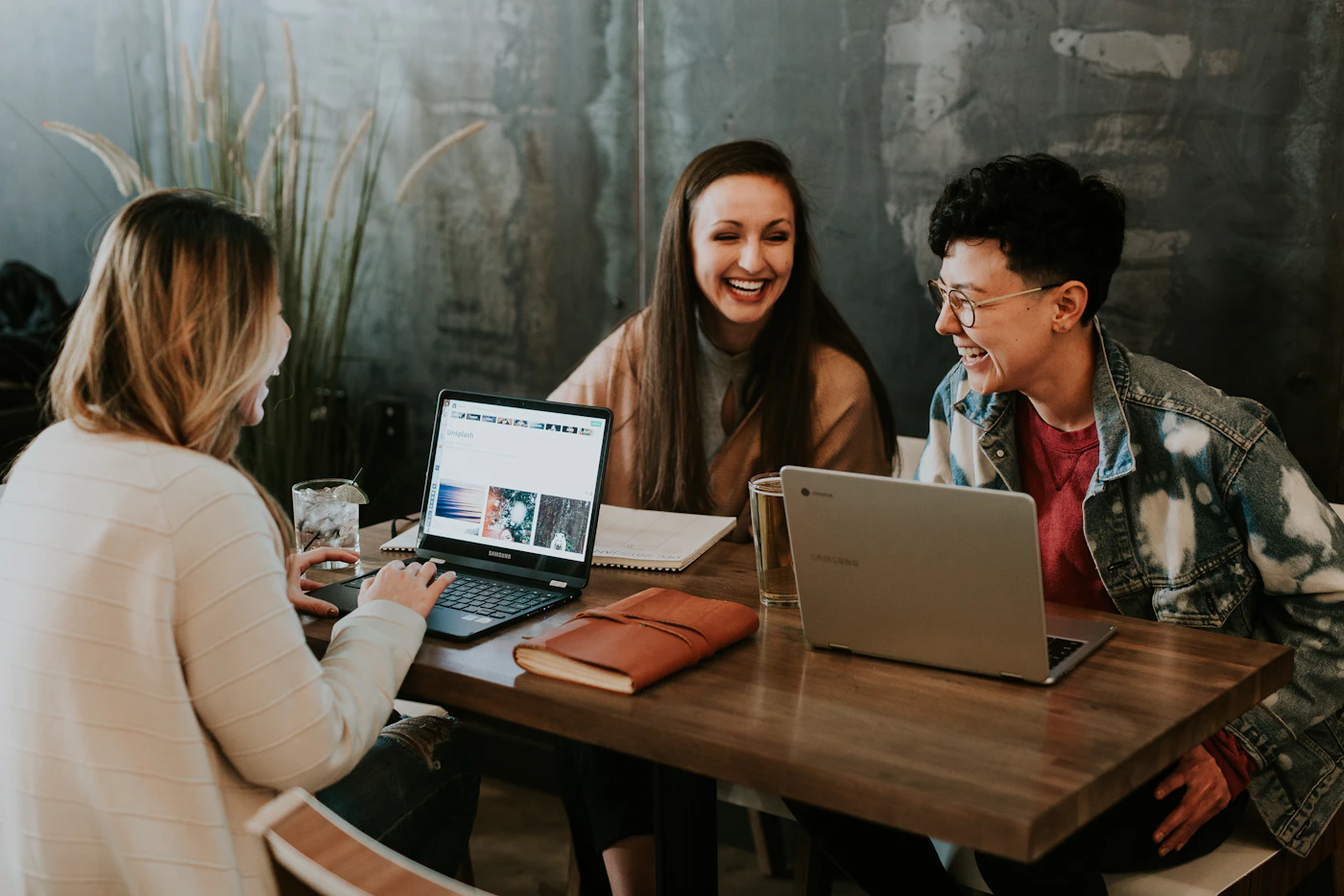 Team bespreekt een microlearning-traject met korte modules