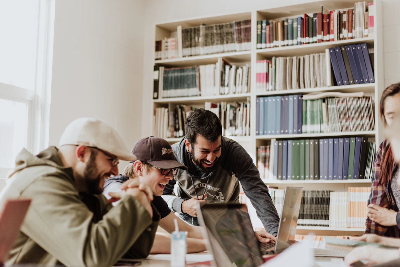 Learning designer werkt aan praktijkcasus voor microcursus