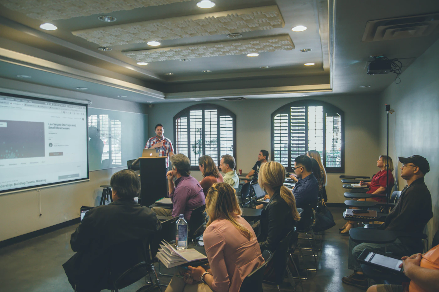 Learning designer bespreekt microcursusstructuur met opdrachtgever