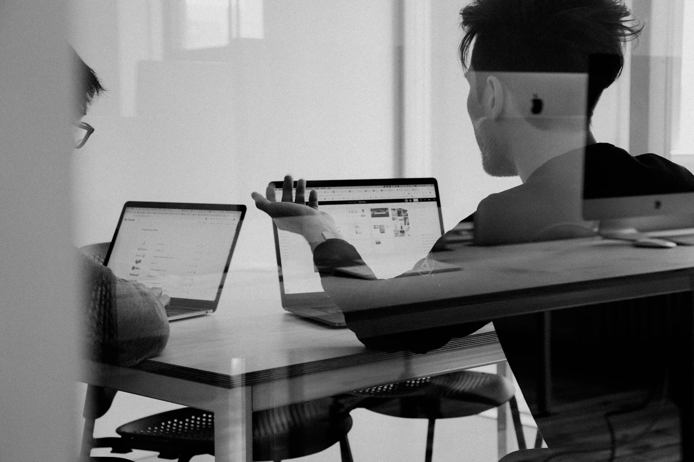 Teamleden oefenen een praktijkcasus in microlearning-vorm